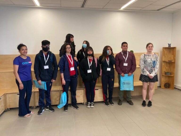 Los datos alrededor: Visita del Complejo Educacional Maipú a oficinas IMFD